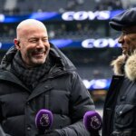 Legendy Newcastlu Alan Shearer (L) a Les Ferdinand (R) počas zápasu Premier League medzi Tottenham Hotspur FC a Newcastle United FC na štadióne Tottenham Hotspur 4. januára 2025 v Londýne, Anglicko