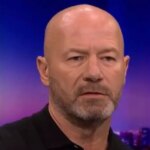 Alan Shearer sa pozerá