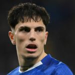 Alejandro Garnacho sa pozerá počas zápasu Chelsea