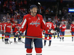 Alex Ovečkin oslovuje Jordana Binningtona, ktorý sa tajne pokúša chytiť do vrecka špeciálny 900. gólový puk NHL Alex Ovečkin oslovuje Jordana Binningtona, ktorý sa tajne pokúša chytiť do vrecka špeciálny 900. gólový puk NHL