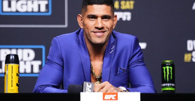 Alex Pereira vzdoruje doktorom UFC, vyzúva topánku zo zlomenej nohy
