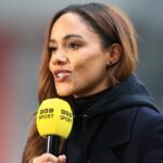 Alex Scott, športový moderátor BBC, hovorí pred zápasom Barclays Women's Super League medzi Liverpoolom a Chelsea na štadióne St Helens 10. novembra 2024 v St Helens v Anglicku.