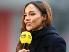 Alex Scott sa po tajnom vzťahu stretol s hviezdou Coronation Street Alex Scott, športový moderátor BBC, hovorí pred zápasom Barclays Women's Super League medzi Liverpoolom a Chelsea na štadióne St Helens 10. novembra 2024 v St Helens v Anglicku.