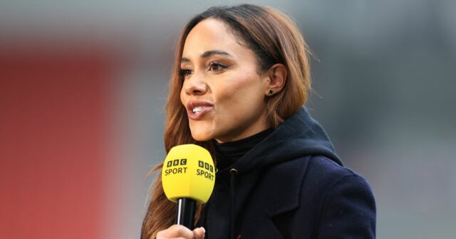 Alex Scott, športový moderátor BBC, hovorí pred zápasom Barclays Women's Super League medzi Liverpoolom a Chelsea na štadióne St Helens 10. novembra 2024 v St Helens v Anglicku.