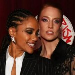 Alex Scott sa usmieva