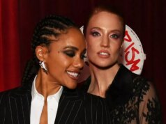 Alex Scott urobí „vášnivý“ vstup do spálne, keď Jess Glynne upustí od hlavného náznaku Alex Scott sa usmieva