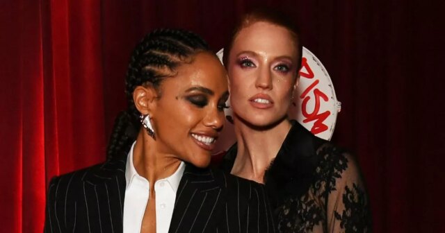 Alex Scott urobí „vášnivý“ vstup do spálne, keď Jess Glynne Alex Scott sa usmieva