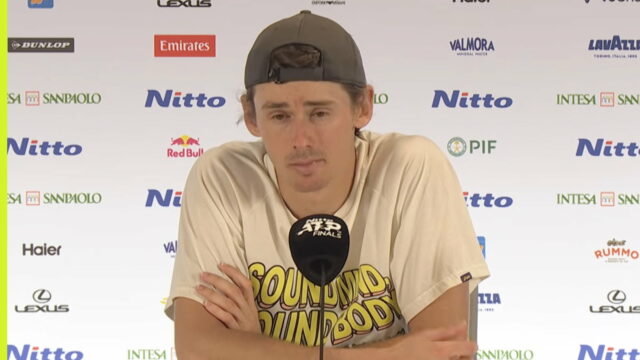Alex de Minaur bol nútený znášať extra agóniu po porážke Alex de Minaur bol nútený znášať extra agóniu po porážke Lorenza Musettiho