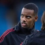 Alexander Isak pred zápasom Premier League medzi Manchestrom City a Liverpoolom na Etihad Stadium.