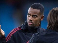 Alexander Isak sa priznáva na hororovom štarte Liverpoolu po tom, čo len raz skóroval Alexander Isak pred zápasom Premier League medzi Manchestrom City a Liverpoolom na Etihad Stadium.