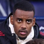 Alexander Isak sa pozerá počas zápasu Liverpoolu
