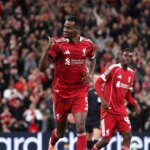 Zdá sa, že JJ Gabriel vytiahol oslavu Alexandra Isaka po tom, čo skóroval za Manchester United