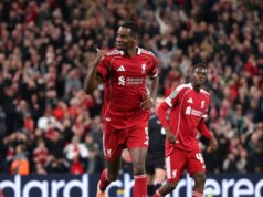 Alexandra Isaka si všimli v Liverpoole 0:7 Man Utd po hetriku 15-ročného hráča Zdá sa, že JJ Gabriel vytiahol oslavu Alexandra Isaka po tom, čo skóroval za Manchester United