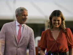 Amanda Balionis sa oblečie do červenej košele a modrej džínsoviny, keď oslavuje Deň veteránov v Miami Amanda Balionis oslavuje Deň veteránov v Miami (obrázok cez Instagram @balionis)