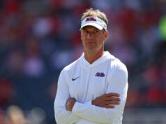 Analytik CFB Joel Klatt odhaľuje, že Lane Kiffin môže mať „bianko šek“ ponuky od Ole Miss aj LSU logo pochodového šialenstva