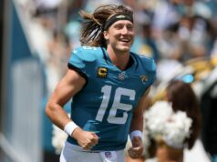 Analytik NFL ukazuje prstom na Trevora Lawrencea, pretože Jaguars má 14-bodový náskok oproti Texans logo pochodového šialenstva