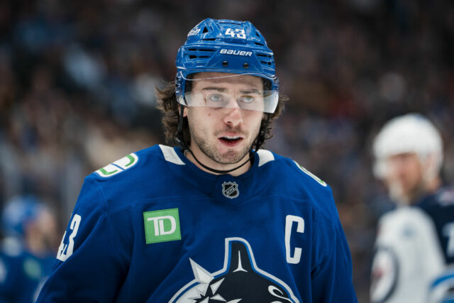 Analytik z Vancouveru dekóduje vzdialený postoj Quinna Hughesa s médiami uprostred množiacich sa klebiet
