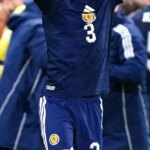 Andy Robertson sa po výhre Škótska pozerá do nebies