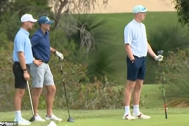 Anglicko práve utrpelo jednu z najhorších strát Ashes vôbec. To, Anglickí hráči sa rozhodli hrať golf po tom, čo prvý Ashes Test v Perthe trval len dva dni