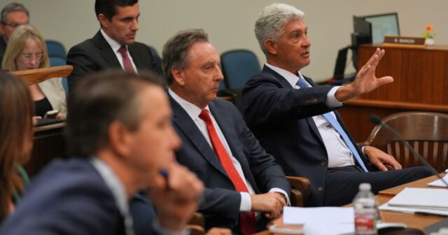 Anjeli, ktorí zobrazujú Tylera Skaggsa ako prefíkaného narkomana počas prebiehajúceho súdneho procesu
