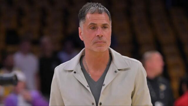 Anonymný skaut nalieha na Roba Pelinku, aby prenasledoval všestranného obrancu logo pochodového šialenstva