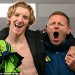 Anthony Gordon, na snímke oslavujúci s asistentom trénera Graemom Jonesom po víťazstve nad Fulhamom, odohral 19 zápasov Premier League bez gólu či asistencie.