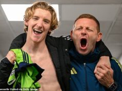 Anthony Gordon neskóroval ani neasistoval v NINETEEN zápasoch Premier League… ale CRAIG HOPE odhaľuje, prečo sa zasvätenci Newcastlu neznepokojujú, jeho úprimné rozhovory s Eddiem Howeom a zvláštna motivačná technika, ktorú anglická hviezda použije. Anthony Gordon, na snímke oslavujúci s asistentom trénera Graemom Jonesom po víťazstve nad Fulhamom, odohral 19 zápasov Premier League bez gólu či asistencie.