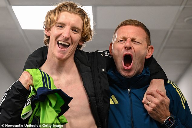 Anthony Gordon neskóroval ani neasistoval v NINETEEN zápasoch Premier League... Anthony Gordon, na snímke oslavujúci s asistentom trénera Graemom Jonesom po víťazstve nad Fulhamom, odohral 19 zápasov Premier League bez gólu či asistencie.