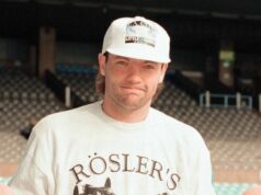 Anti-Man Utd chorál inšpirovaný kultovým hrdinom Premier League, ktorý ho mal vytlačený na tričku Uwe Rosler, futbalista Manchestru City, nemecká posila, fotohovor na Maine Road, oblečený v top, Roslerov starý otec zbombardoval Old Trafford Fed 21. 1941, na snímke štvrtok 16. februára 1995.