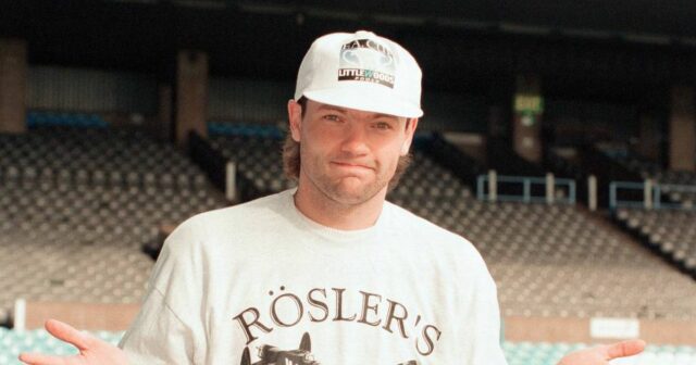 Anti-Man Utd chorál inšpirovaný kultovým hrdinom Premier League, ktorý ho Uwe Rosler, futbalista Manchestru City, nemecká posila, fotohovor na Maine Road, oblečený v top, Roslerov starý otec zbombardoval Old Trafford Fed 21. 1941, na snímke štvrtok 16. februára 1995.