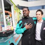 Bývalú hviezdu NFL Antonia Browna videli vo štvrtok vychádzať z väzenia v Miami