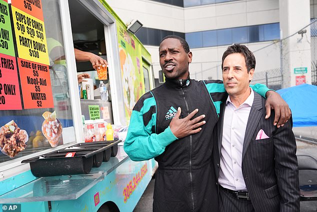 Antonio Brown objíme právnika a zamieri rovno do nákladného auta Bývalú hviezdu NFL Antonia Browna videli vo štvrtok vychádzať z väzenia v Miami