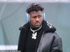 Antonio Brown vo väzbe po tom, čo bol vydaný z Dubaja na základe obvinenia z pokusu o vraždu šesť mesiacov po bitke so zbraňou Antonio Brown je po vydaní z Dubaja údajne vo väzbe amerických maršálov