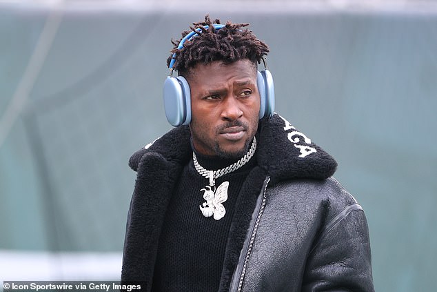 Antonio Brown vo väzbe po tom, čo bol vydaný z Antonio Brown je po vydaní z Dubaja údajne vo väzbe amerických maršálov