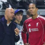 FRANKFURT NAD MOHANOM, NEMECKO – 22. OKTÓBRA: Hlavný tréner Arne Slot z FC Liverpool sa rozpráva s Virgilom van Dijkom z FC Liverpool počas fázy MD3 zápasu Ligy majstrov UEFA 2025/26 medzi Eintrachtom Frankfurt a Liverpool FC na Frankfurt Stadion 22. októbra 2025 vo Frankfurte nad Mohanom v Nemecku. (Foto: Ralf Ibing - firo sportphoto/Getty Images)