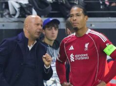 Arne Slot a Virgil van Dijk nesúhlasia po prehre v Nottingham Forest, keď hovoria ikony Liverpoolu FRANKFURT NAD MOHANOM, NEMECKO – 22. OKTÓBRA: Hlavný tréner Arne Slot z FC Liverpool sa rozpráva s Virgilom van Dijkom z FC Liverpool počas fázy MD3 zápasu Ligy majstrov UEFA 2025/26 medzi Eintrachtom Frankfurt a Liverpool FC na Frankfurt Stadion 22. októbra 2025 vo Frankfurte nad Mohanom v Nemecku. (Foto: Ralf Ibing - firo sportphoto/Getty Images)