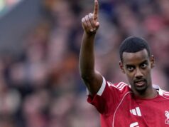 Arne Slot dal Liverpoolu súhlas na hádanku Alexandra Isaka a Huga Ekitikeho Alexander Isak počas zápasu Liverpoolu