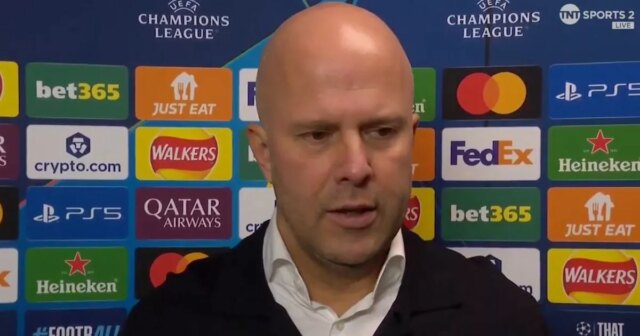 Arne Slot opäť hľadal odpovede, zatiaľ čo prehra Liverpoolu pokračovala