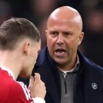 Tréner Liverpoolu Arne Slot (vľavo) a Florian Wirtz (vpravo)