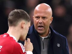 Arne Slot odmieta „ospravedlnenie“ Floriana Wirtza a uvádza úprimný dôvod sporov Tréner Liverpoolu Arne Slot (vľavo) a Florian Wirtz (vpravo)