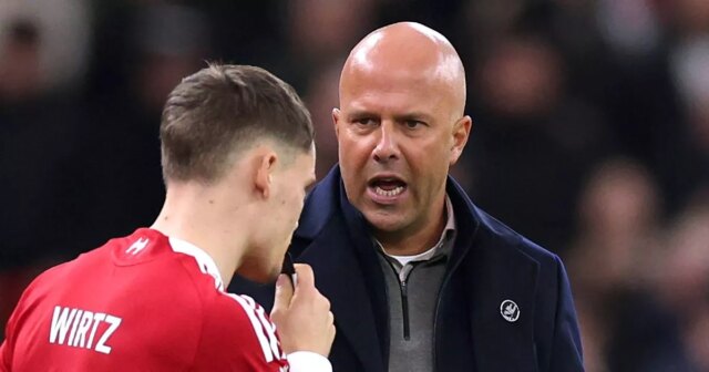 Arne Slot odmieta „ospravedlnenie“ Floriana Wirtza a uvádza úprimný dôvod Tréner Liverpoolu Arne Slot (vľavo) a Florian Wirtz (vpravo)