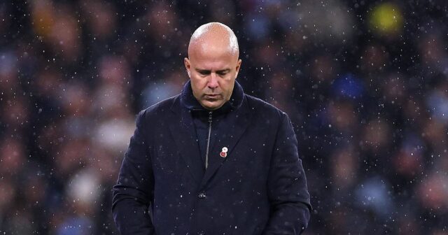 Tréner Liverpoolu Arne Slot je pod obrovským tlakom