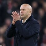 Trénerovi Liverpoolu Arnemu Slotovi bolo povedané, aby „bojoval“ uprostred vonkajšieho hluku o bezpečnosť svojho zamestnania