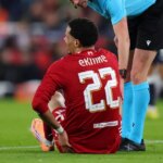 Hugo Ekitike z Liverpoolu komunikuje s rozhodcom počas fázy MD5 zápasu Ligy majstrov UEFA 2025/26 medzi Liverpool FC a PSV Eindhoven na Anfielde.