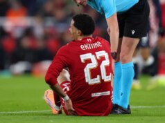 Arne Slot prináša v Liverpoole trojitú aktualizáciu zranení medzi Alissonom a Hugom Ekitikem Hugo Ekitike z Liverpoolu komunikuje s rozhodcom počas fázy MD5 zápasu Ligy majstrov UEFA 2025/26 medzi Liverpool FC a PSV Eindhoven na Anfielde.