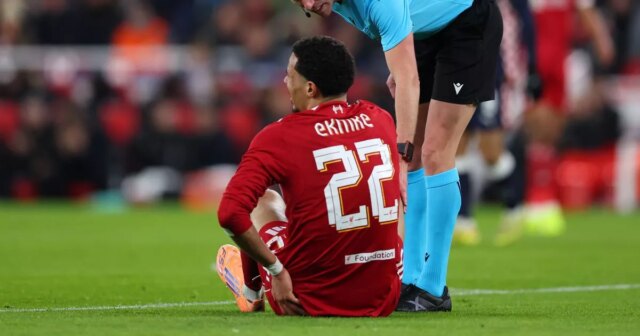 Hugo Ekitike z Liverpoolu komunikuje s rozhodcom počas fázy MD5 zápasu Ligy majstrov UEFA 2025/26 medzi Liverpool FC a PSV Eindhoven na Anfielde. 