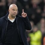 Tím Arneho Slotu prehral deviaty zápas v 12 zápasoch, keď ho v stredu večer porazil PSV Eindhoven 4:1 (Peter Byrne/PA Wire)