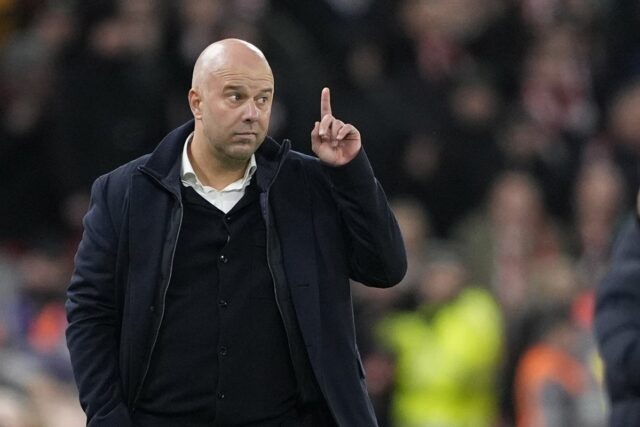 Tím Arneho Slotu prehral deviaty zápas v 12 zápasoch, keď ho v stredu večer porazil PSV Eindhoven 4:1 (Peter Byrne/PA Wire)