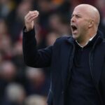 Arne Slot ukazuje prstom na vinu po tom, čo Liverpool porazil Nottingham Forest | Futbal | Šport