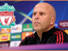 Arne Slot z Liverpoolu bráni Floriana Wirtza Florian Wirtz v akcii za Liverpool